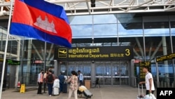 រូបឯកសារ៖ អ្នកធ្វើដំណើរដើរចូល​អាកាសយានដ្ឋានអន្តរជាតិ​សៀមរាប​អង្គរ នៅខេត្តសៀមរាប កាលពីថ្ងៃទី១៥ ខែវិច្ឆិកា ឆ្នាំ២០២៣។