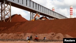 Gundukan bauksit di pabrik aluminium terintegrasi Shandong Nanshan Aluminium di Bintan, 5 Mei 2023. (REUTERS/Edgar Su)