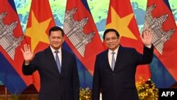 នាយករដ្ឋមន្ត្រីកម្ពុជាលោក ហ៊ុន ម៉ាណែត និងនាយករដ្ឋមន្ត្រីវៀតណាមលោក Pham Minh Chinh ក្នុងជំនួបមួយនាដំណើរទស្សនកិច្ចរបស់លោក ហ៊ុន ម៉ាណែត ទៅកាន់ប្រទេសវៀតណាម នៅក្រុងហូជីមិញ កាលពីថ្ងៃទី១១ ខែធ្នូ ឆ្នាំ២០២៣។ 