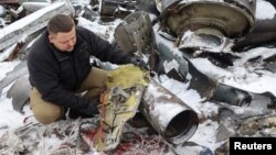 지난달 6일 우크라이나 하르키우에서 검찰 관계자가 러시아가 사용한 북한제 미사일로 추정되는 미사일 잔해를 공개했다.