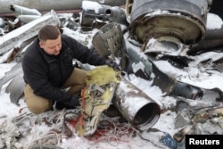 지난달 6일 우크라이나 하르키우에서 검찰 관계자가 러시아가 사용한 북한제 미사일로 추정되는 미사일 잔해를 공개했다.