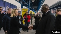 រដ្ឋមន្ត្រី​ការពារ​ជាតិ​សហរដ្ឋ​អាមេរិក​លោក Lloyd Austin ត្រូវបានស្វាគមន៍នៅពេល​លោក​ទៅ​ដល់​ទីក្រុង​កៀវ​នៃ​ប្រទេស​អ៊ុយក្រែន នៅ​ថ្ងៃទី២០ ខែវិច្ឆិកា ឆ្នាំ២០២៣។