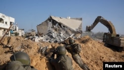 Sejumlah tentara Israel saat menjalankan operasi di Jalur Gaza, dalam foto yang dirilis pada 3 Januari 2024. (Foto: IDF/Handout via Reuters)