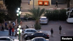 资料照：在以色列城市亚实基伦做工的中国工人正在观看以色列铁穹反导弹系统拦截加沙哈马斯发射的火箭。（2019年11月12日）