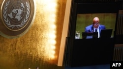 2023年10月10日，联合国大会主席丹尼斯·弗朗西斯在纽约市联合国总部宣读人权理事会新成员选举结果。（法新社照片）