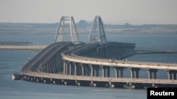 Pemandangan jembatan Krimea yang menghubungkan daratan Rusia dengan semenanjung di seberang Selat Kerch, Krimea, 17 Juli 2023. (Foto: Reuters)