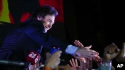 2023年11月19日星期日，自由进步联盟总统候选人哈维尔·米莱在阿根廷布宜诺斯艾利斯赢得总统决选后，在竞选总部外向支持者致意。（美联社照片）
