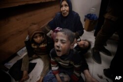 Anak-anak Palestina yang terluka dalam serangan Israel dirawat di sebuah rumah sakit di kota Khan Younis, Jalur Gaza selatan, Jumat 12 Januari 2024.