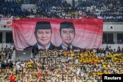 FILE - Spanduk raksasa paslon capres-cawapres Prabowo Subianto dan Gibran Rakabuming Raka di Jakarta, 25 Oktober 2023. (Antara Foto/Galih Pradipta/ via REUTERS)