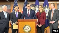 Anggota DPR Mike Gallagher (tengah), memberikan konferensi pers hari Rabu, 6 Maret 2024, menyerukan Kongres untuk mendukung RUU yang akan memaksa ByteDance untuk mendivestasikan saham TikTok.