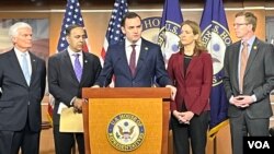 美国国会众议员中共问题特设委员会主席麦克·加拉格尔（图中）2024年3月6日在国会山召开记者会发表讲话。（美国之音记者李逸华摄）