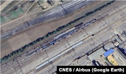 북한 라진항에서 약 2km 떨어진 기차역에서 컨테이너 20개를 싣고 있는 화물 열차가 보인다. 사진=Airbus (via Google Earth)