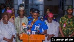 Kwamishinan 'yan sandan jihar Kano, Mohammed Usaini Gumel zagaye (tsakiya) da sauran jami'an tsaro da shugabannin jam'iyyun siyasa a Kano, ranar Alhamis 16 ga watan Nuwamba 2023 (Hoto: Facebook/Abdullahi Kiyawa)