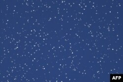 Selebaran dijatuhkan oleh militer Israel di atas Kota Gaza, memperingatkan warga sipil Palestina agar “segera” melarikan diri ke selatan menjelang serangan darat pasukan Israel, Jumat (13/10).