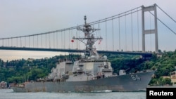 Kapal perusak milik angkatan laut AS, USS Carney, berlayar di Bosphorus di Istanbul, Turki, 14 Juli 2019. USS Carney menembak jatuh 14 drone milik pemberontak Houthi di Laut Merah, 3 Desember 2023. (Foto: Yoruk Isik/File/Reuters) 