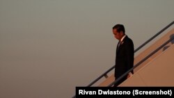 Presiden Joko Widodo tiba di pangkalan udara Joint Base Andrews, di Maryland, Washington, untuk memulai lawatan di Amerika Serikat, Minggu, 12 November 2023. (Foto: screenshot/Rivan Dwiastono/VOA)