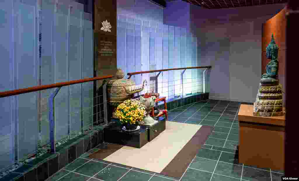 ទិដ្ឋភាពនៃ​ទីអនុសារណដ្ឋាន​ដែល​ឧទ្ទិស​ដល់​ជន​រងគ្រោះ​នៃរបប​ប្រល័យ​ពូជសាសន៍​ខ្មែរ​ក្រហម​ នៅសារមន្ទីរនិង​អនុសារណដ្ឋានខ្មែរ ក្នុងទីក្រុងឈីហ្កាហ្គូ រដ្ឋ​អ៊ីល្លីណយ ថ្ងៃទី ១ ខែវិច្ឆិកា ឆ្នាំ ២០២៣។ (ទែន សុខស្រីនិត/វីអូអេ)