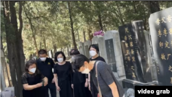 2023年6月4日，天安门母亲群体部分成员在北京万安公墓集体向六四死难者致祭。不远处疑似有便衣人员监视。（天安门母亲提供视频截图）