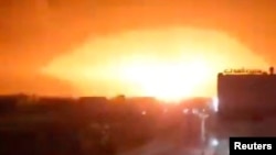 2024年1月18日发布的一段视频截图显示了美国领导的对也门达马尔胡塞武装目标的袭击。(路透社照片)