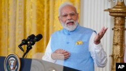 Perdana Menteri India Narendra Modi berbicara dalam konferensi pers dengan Presiden Joe Biden di Ruang Timur Gedung Putih, 22 Juni 2023, di Washington. (Foto: AP)