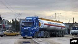 Sebuah truk yang membawa bahan bakar menyeberang melalui perbatasan Rafah memasuki wilayah selatan Jalur Gaza, pada 15 November 2023, di tengah serangan Israel yang terus berlanjut. (Foto: AFP/Said Khatib)