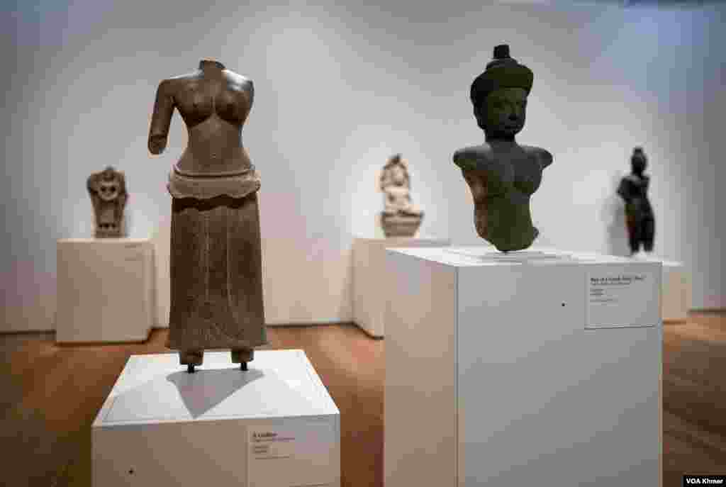 វត្ថុបុរាណខ្មែរត្រូវបានដាក់តាំងក្នុងពិព័រណ៍មួយនៅវិទ្យាស្ថានសិល្បៈ Chicago (The Art Institute of Chicago) នៅទីក្រុង Chicago រដ្ឋ Illinois នៅថ្ងៃទី ២ ខែវិច្ឆិកា ឆ្នាំ ២០២៣។ (ទែន សុខស្រីនិត/វីអូអេ) 