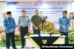 Serah terima hasil kajian Ombudsman RI kepada Kementerian Dalam Negeri dan Kemenkumham di Jakarta, Senin (28/11/2023). (Foto: Ombudsman)