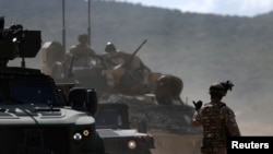 Kendaraan lapis baja bergerak selama latihan militer "Noble Blueprint 2023" di pangkalan militer Novo Selo, Bulgaria, 26 September 2023. Latihan ini diselenggarakan oleh Brigade Multinasional NATO di bawah komando Italia. (Foto: Ilustrasi/Reuters)