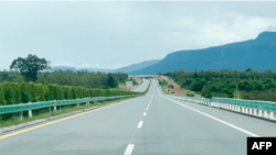 រូបឯកសារ៖ ផ្លូវល្បឿនលឿនដំបូងបង្អស់របស់កម្ពុជា ភ្នំពេញ-ព្រះសីហនុ បានបើកឱ្យសាធារណជនប្រើប្រាស់នៅថ្ងៃទី១ ខែតុលា ឆ្នាំ២០២២ ដោយមិនគិតថ្លៃសេវាក្នុងខែដំបូង។ (រូបភាពពីវីដេអូ / AFP)