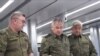 Sergei Shoigu (tengah), saat itu masih menjabat sebagai Menteri Pertahanan Rusia, memeriksa pos komando di lokasi yang dirahasiakan, 26 Juni 2023. (Layanan Pers Kementerian Pertahanan Rusia via AP)
