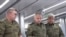 Sergei Shoigu (tengah), saat itu masih menjabat sebagai Menteri Pertahanan Rusia, memeriksa pos komando di lokasi yang dirahasiakan, 26 Juni 2023. (Layanan Pers Kementerian Pertahanan Rusia via AP)
