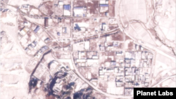 15일 눈에 덮인 개성공단. 곳곳에 바닥을 드러낸 공장 부지와 도로가 보인다. 개성 방면 도로와 달리 한국으로 향하는 도로엔 여전히 눈이 쌓여 있다. 사진=Planet Labs