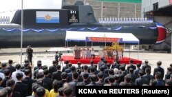 朝鲜中央通讯社（KCNA）2023年9月8日发布的这张照片显示，朝鲜领导人金正恩出席了朝鲜新型战术核攻击潜艇的下水仪式。