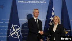 Generalni sekretar NATO Jens Stoltenberg rukuje se sa premijerkom Bosne i Hercegovine Borjanom Krišto, u Sarajevu, BiH, 20. novembra 2023.