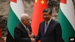 中国国家主席习近平和巴勒斯坦国总统阿巴斯2023年6月14日在中国北京人民大会谈举行的签字仪式后握手祝贺。