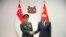 新加坡国防部长黄永宏在新加坡会晤到访的中国国防部长李尚福。（2023年6月1日）