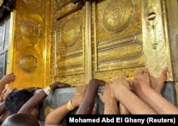 Jemaah umrah di Ka'bah, saat mereka mulai berdatangan untuk menunaikan ibadah haji tahunan di Masjidil Haram, kota suci Mekkah, Arab Saudi, 24 Juni 2023. (Foto: REUTERS/Mohamed Abd El Ghany)