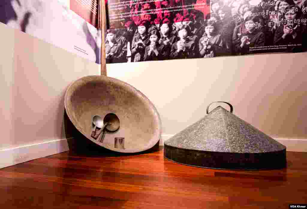 សម្ភារៈចម្អិនអាហារក្នុងអំឡុងរបបខ្មែរក្រហមត្រូវបានដាក់តាំងនៅក្នុងពិព័រណ៍អចិន្ត្រៃយ៍ស្តីអំពីរបប​ប្រល័យ​ពូជសាសន៍​ខ្មែរ​ក្រហម​ នៅសារមន្ទីរនិង​អនុសារណដ្ឋានខ្មែរ ក្នុងទីក្រុងឈីហ្កាហ្គូ រដ្ឋ​អ៊ីល្លីណយ ថ្ងៃទី ១ ខែវិច្ឆិកា ឆ្នាំ ២០២៣។ (ទែន សុខស្រីនិត/វីអូអេ)