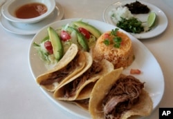 Arhiva: Takosi, fotografisani u restoranu u Dalasu, mogli bi da zamijene picu kao omiljenu globalnu hranu Amerikanaca.
