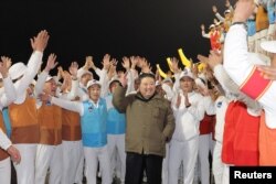 Pemimpin Korea Utara Kim Jong Un ketika roket yang membawa satelit mata-mata Malligyong-1 diluncurkan pada 21 November 2023. (Foto: KCNA via REUTERS)