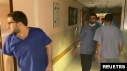 Sejumlah petugas medis memeriksa kerusakan pada salah satu bangsal di Rumah Sakit Al Shifa di Kota Gaza, menyusul penyerbuan pasukan Israel ke rumah sakit tersebut pada 15 November 2023. (Foto: Gaza Ministry Of Health/Handout via Reuters)
