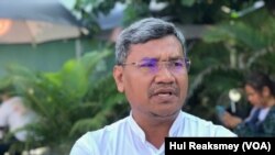 លោក ស៊ឹង សែនករុណា អ្នកនាំពាក្យ​សមាគម​ការពារ​សិទ្ធិ​មនុស្ស​អាដហុក ផ្តល់​បទសម្ភាសន៍​ជាមួយ​សំឡេង​សហរដ្ឋ​អាមេរិក​ក្នុង​ទីក្រុង​ភ្នំពេញ នៅ​ថ្ងៃទី១០ ខែកក្កដា ឆ្នាំ២០២៣។ (ហ៊ុល រស្មី/វីអូអេ)