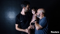 Rami Gold, njegov unuk Ran i unuka Hali, posle napada Hamasa (Foto: REUTERS/Ronen Zvulun )