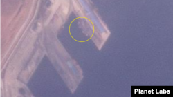 라진항을 촬영한 5일 자 위성사진. 중국 전용 부두에서 선박 1척(원 안)이 보인다. 사진=Planet Labs.