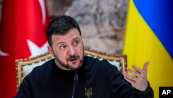 Presiden Ukraina Volodymyr Zelenskyy menjawab pertanyaan selama konferensi pers bersama Presiden Turki Recep Tayyip Erdogan setelah pertemuan mereka di Istana Dolmabahce di Istanbul, Turki, Jumat, 8 Maret 2024. (Foto: AP)