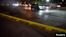 Garis polisi terpasang di area di mana seorang Jaksa Ekuador, Cesar Suarez, dibunuh di Guayaquil, Ekuador, pada 17 Januari 2024. (Foto: Reuters/Vicente Gaibor)