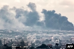 Dim se uzdiže iznad Kan Junisa na jugu Pojasa Gaze nakon izraelskog bombardovanja, 3. januara 2024.