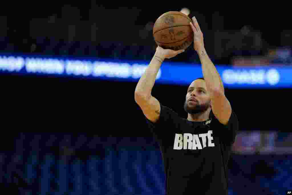 Stef Kari i ostali košarkaši Golden Stejta na zagrevanje pred meč su istrčali u majicama posvećenom Dejanu Milojeviću (Foto: AP/Godofredo A. Vásquez)