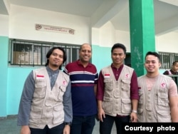 Relawan Mer-C di Gaza: Farid (paling kiri), Fikri (paling kanan) dan Reza di sebelahnya (foto: dok. Farid).