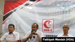 Presidium Medical Emergency Rescue Committe (MER-C), dari kiri ke kanan: Henry Hidayatullah, Sarbini Abdul Murad, Faried Thalib saat konferensi pers soal pengiriman tim ke Gaza, Palestina di kantor MER-C, Salemba, Jakarta Pusat, Selasa (10/10).